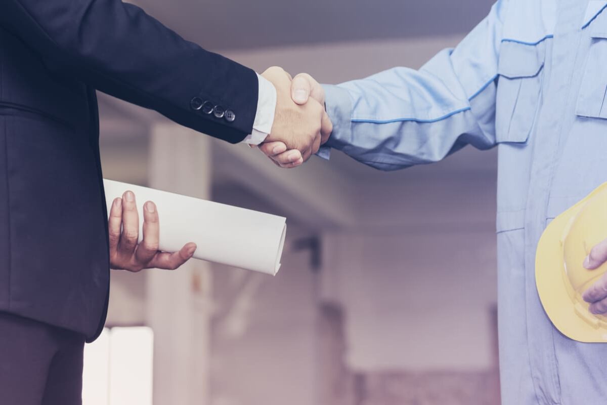 architect-engineer-shaking-hands-with-businessman-site