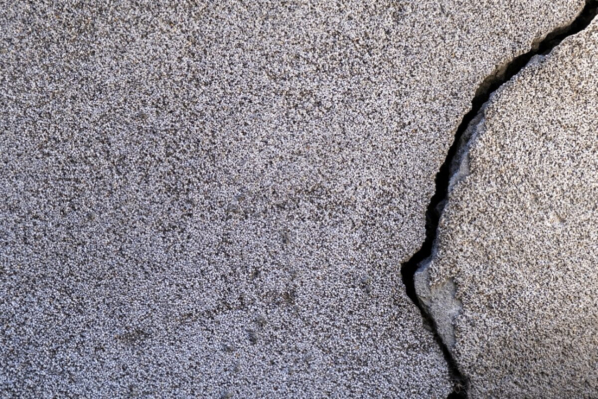 A closeup shot of a crack in a concrete wall