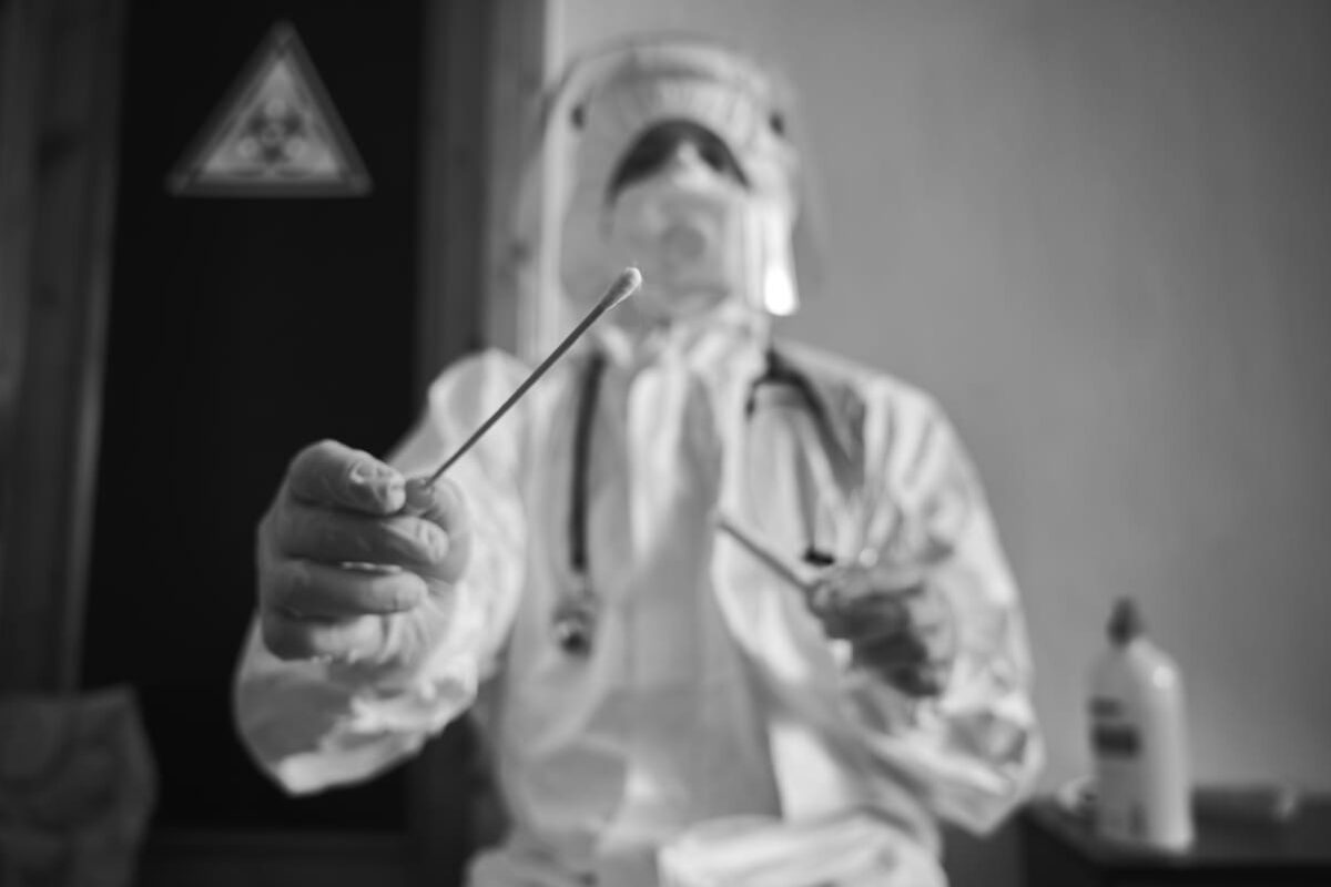 doctor-s-visit-home-global-quarantine-covid19-stay-home-save-lives