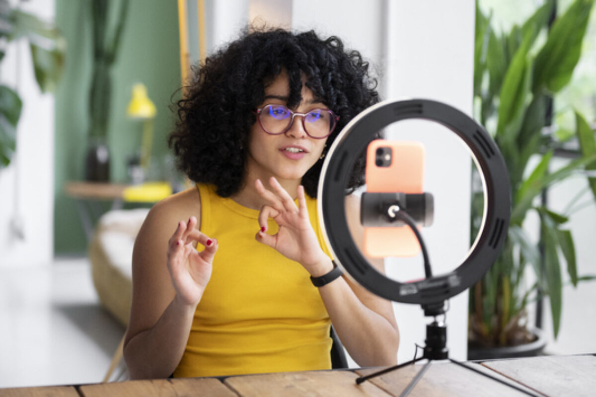 medium-shot-woman-with-ring-light (1)