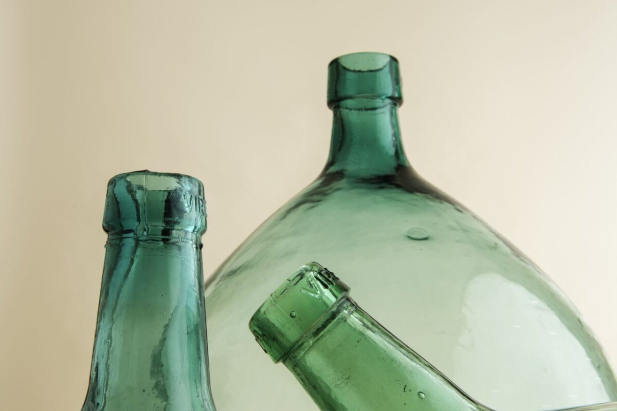minimal-glass-vases-arrangement