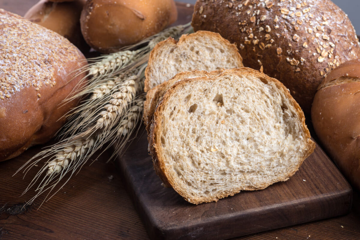 rye-sliced-bread-table